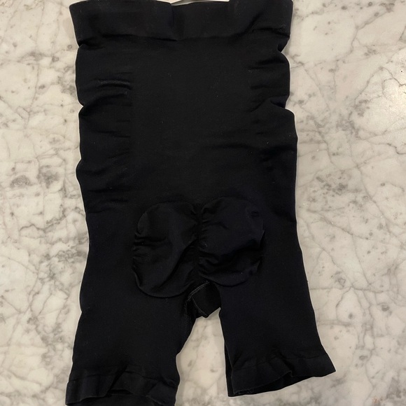 NWT Aritzia Seamless ShapeEnhance Highwaisted Shorts - Picture 7 of 7
